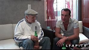 Jeune beurette defoncee dans un plan a 3 avec papy